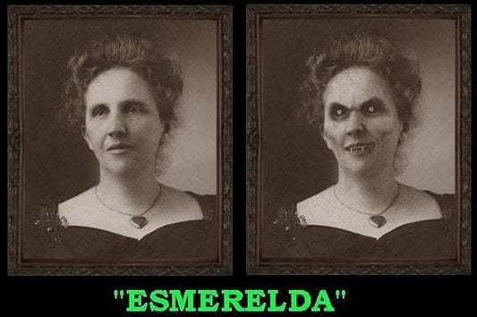  "Changing Portrait - Esmerelda" Hanging Halloween Decoration